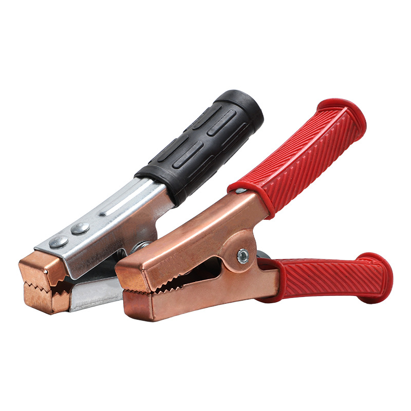 Iš gryno vario pagamintas krokodilo klipsas su gaubteliu laidimu ir automobilio akumuliatoriaus testavimui