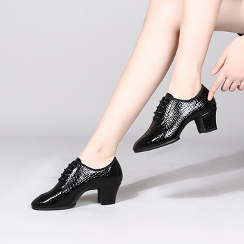 Moterų šokių bateliai - minkštas padas treniruotėms, kvėpuojantys ir lengvi; skirti latino, baletui ir šiuolaikiniam šokiui; viršus: sintetinė oda; pada: guma