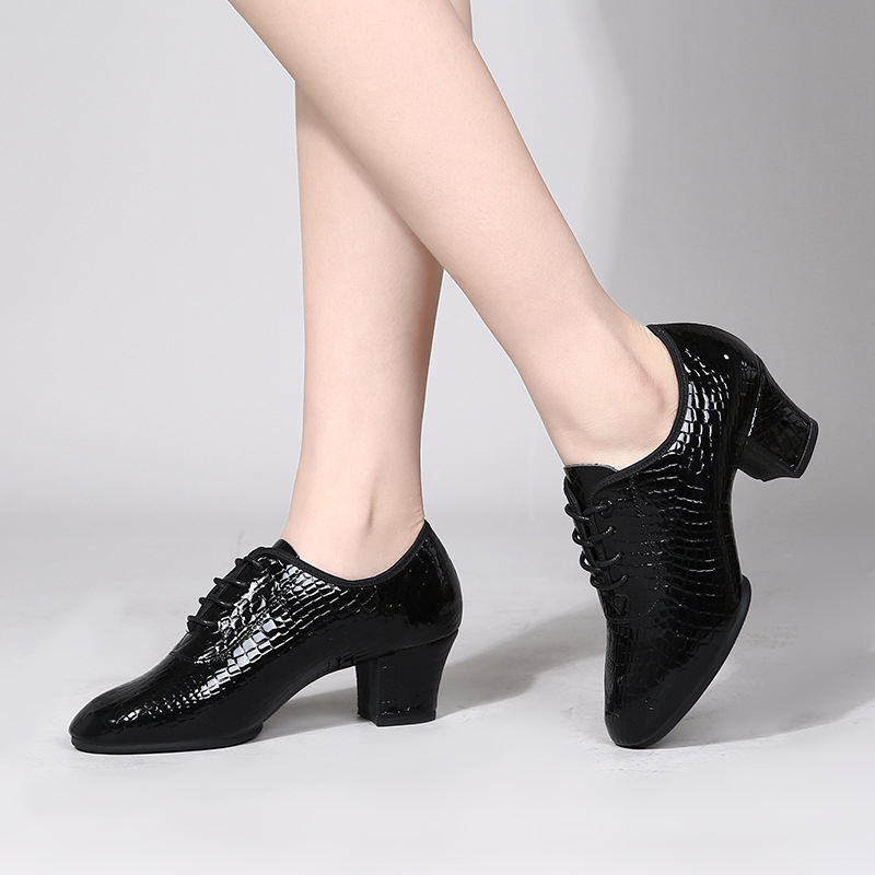 Moterų šokių bateliai - minkštas padas treniruotėms, kvėpuojantys ir lengvi; skirti latino, baletui ir šiuolaikiniam šokiui; viršus: sintetinė oda; pada: guma