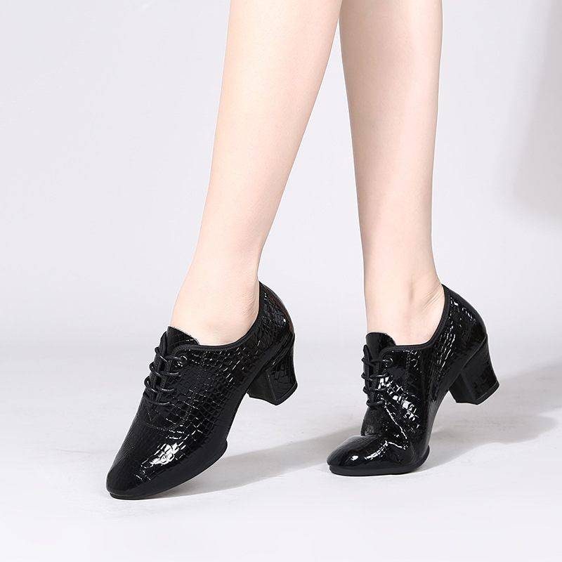 Moterų šokių bateliai - minkštas padas treniruotėms, kvėpuojantys ir lengvi; skirti latino, baletui ir šiuolaikiniam šokiui; viršus: sintetinė oda; pada: guma