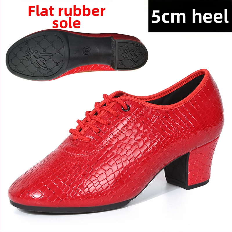 Moterų šokių bateliai - minkštas padas treniruotėms, kvėpuojantys ir lengvi; skirti latino, baletui ir šiuolaikiniam šokiui; viršus: sintetinė oda; pada: guma