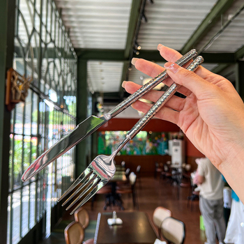 Peilių ir šaukštų rinkinys iš 304 nerūdijančio plieno, apvaliu diamantiniu kalimo paviršiumi, ilgomis rankenėlėmis šaukštams, lengvas prabangus retro stilius