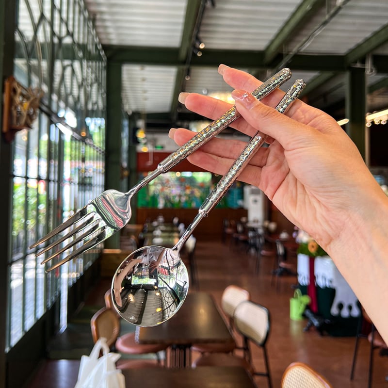 Peilių ir šaukštų rinkinys iš 304 nerūdijančio plieno, apvaliu diamantiniu kalimo paviršiumi, ilgomis rankenėlėmis šaukštams, lengvas prabangus retro stilius