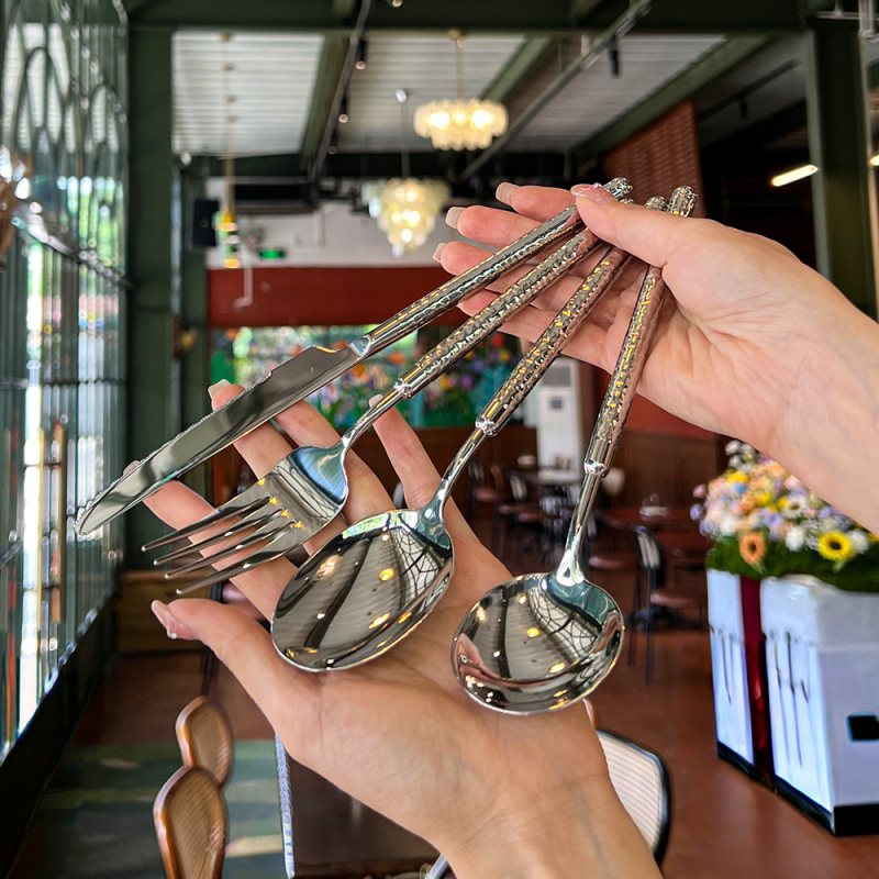 Peilių ir šaukštų rinkinys iš 304 nerūdijančio plieno, apvaliu diamantiniu kalimo paviršiumi, ilgomis rankenėlėmis šaukštams, lengvas prabangus retro stilius