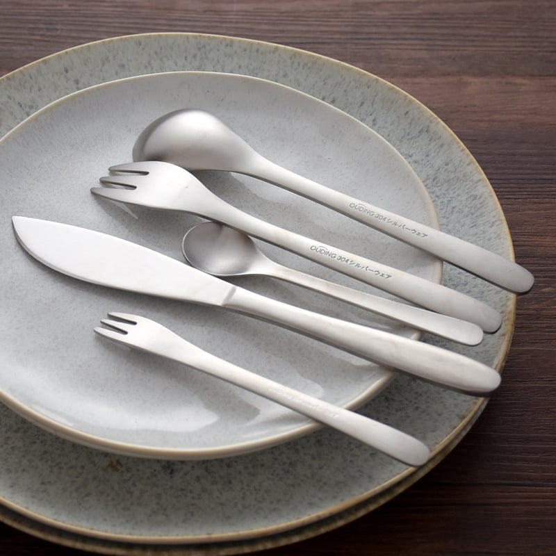 3 dalių stalo įrankių rinkinys: peilis, šakutė ir šaukštas iš 304 nerūdijančio plieno, matinė apdaila, modernus minimalistinis stilius