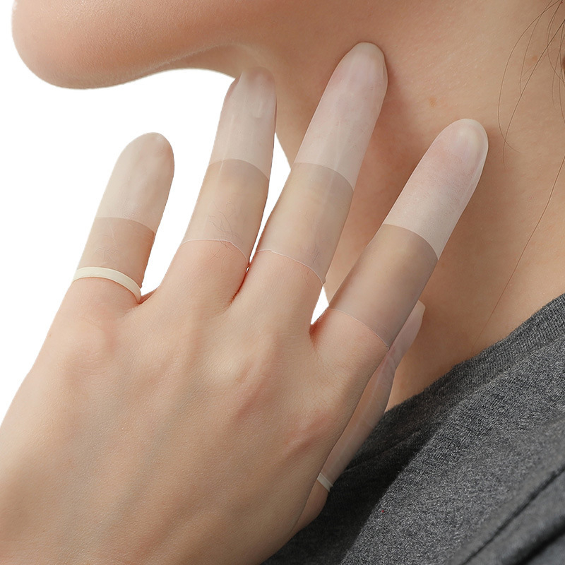 Vienkartinės pirštų galių pirštinės, iš plastiko, atsparios vandeniui, storis 0.05-0.1 mm, paprastas raštas