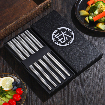 Štapići za jelo od titanijske legure, četvrtasti presjek, pjeskovani završetak, protuklizni i otporni na plijesan, u kutiji za poklon