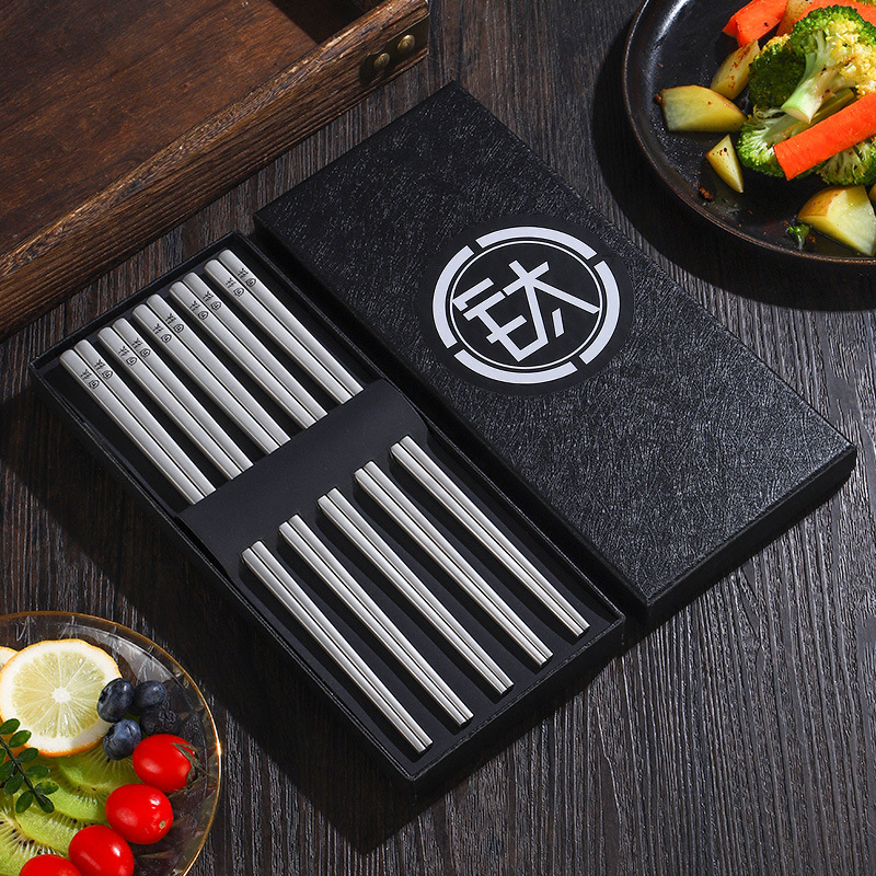 Štapići za jelo od titanijske legure, četvrtasti presjek, pjeskovani završetak, protuklizni i otporni na plijesan, u kutiji za poklon