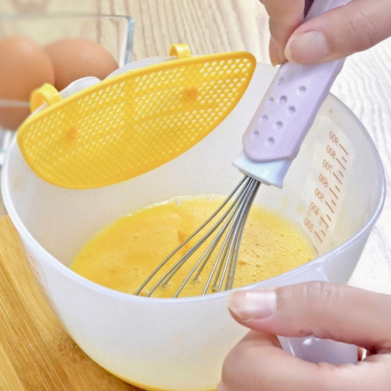 Plastikinis filtravimo matavimo puodelis su skale, skirtas kiaušinių skystiems kepimui