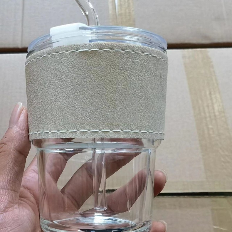 Стъклена чаша със сламка и капак, термоустойчива, непроливаща, еднослойна конструкция, с отпечатано лого