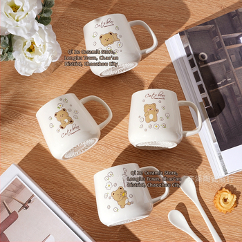 Keraminis puodelis su dangteliu ir šaukšteliu, cilindrinės formos, namų naudojimui