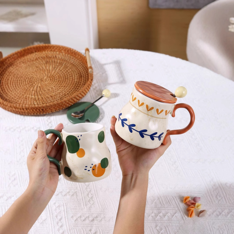 Keraminis puodelis su dangteliu ir šaukšteliu – netaisyklingos formos, porcelianas, trijų dalių rinkinys, pritaikomas