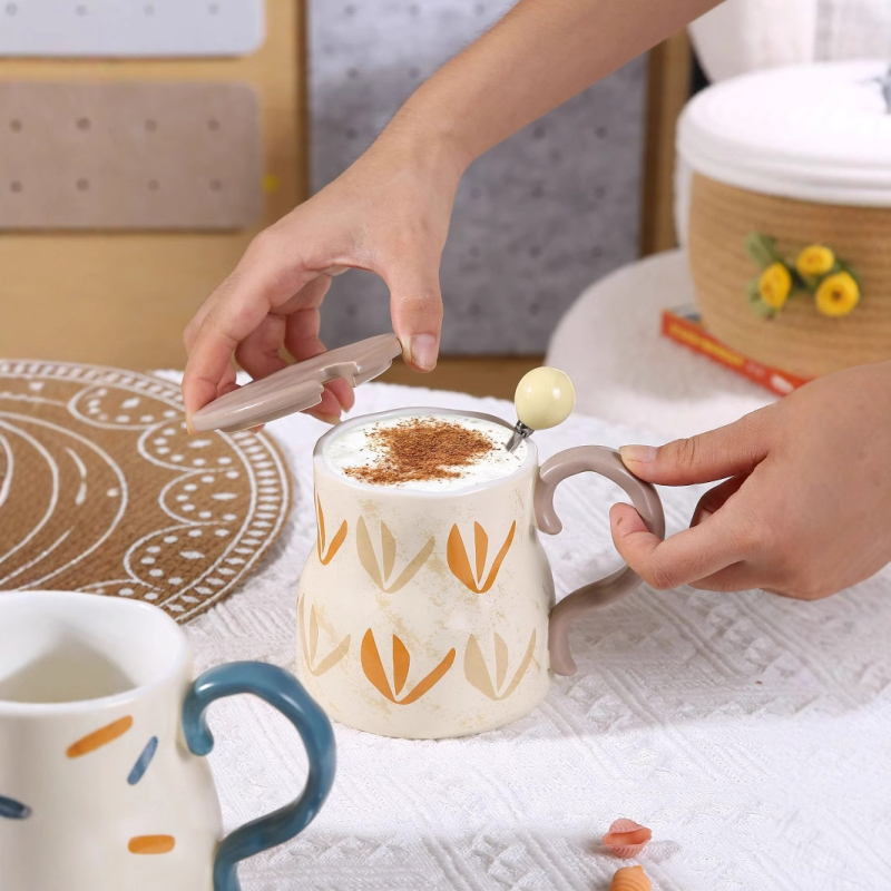 Keraminis puodelis su dangteliu ir šaukšteliu – netaisyklingos formos, porcelianas, trijų dalių rinkinys, pritaikomas