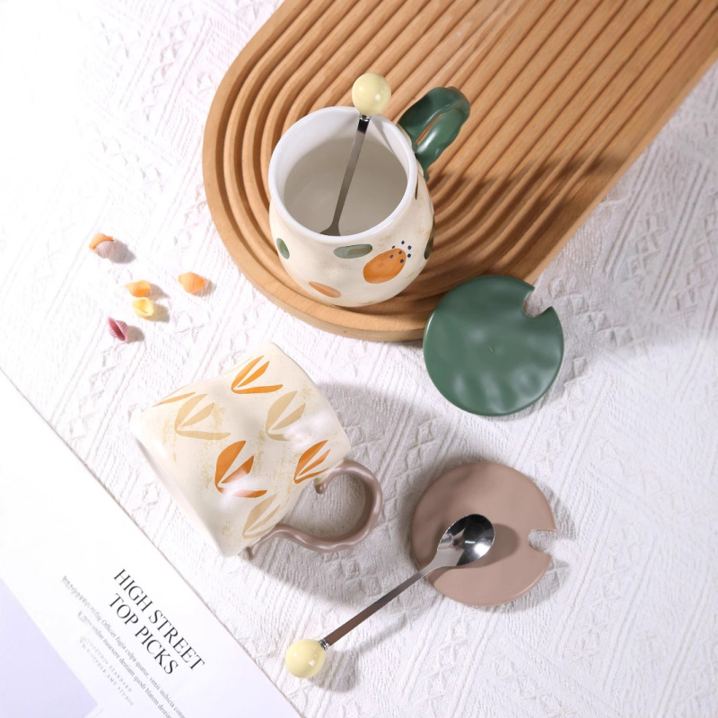 Keraminis puodelis su dangteliu ir šaukšteliu – netaisyklingos formos, porcelianas, trijų dalių rinkinys, pritaikomas