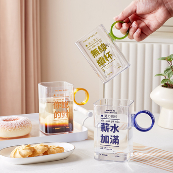 Plastikinis gėrimų puodelis su rankena, kvadratinė forma, PET medžiaga, 96 g, modernus minimalistinis stilius