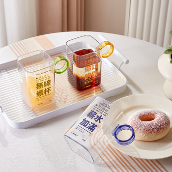 Plastikinis gėrimų puodelis su rankena, kvadratinė forma, PET medžiaga, 96 g, modernus minimalistinis stilius