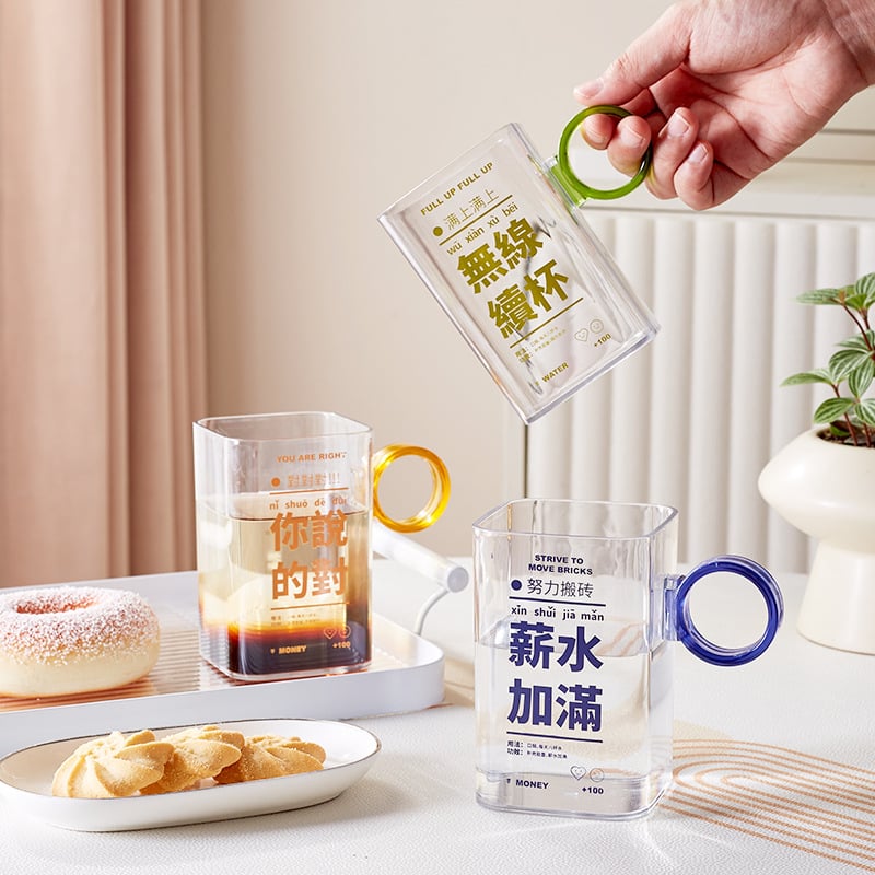 Plastikinis gėrimų puodelis su rankena, kvadratinė forma, PET medžiaga, 96 g, modernus minimalistinis stilius