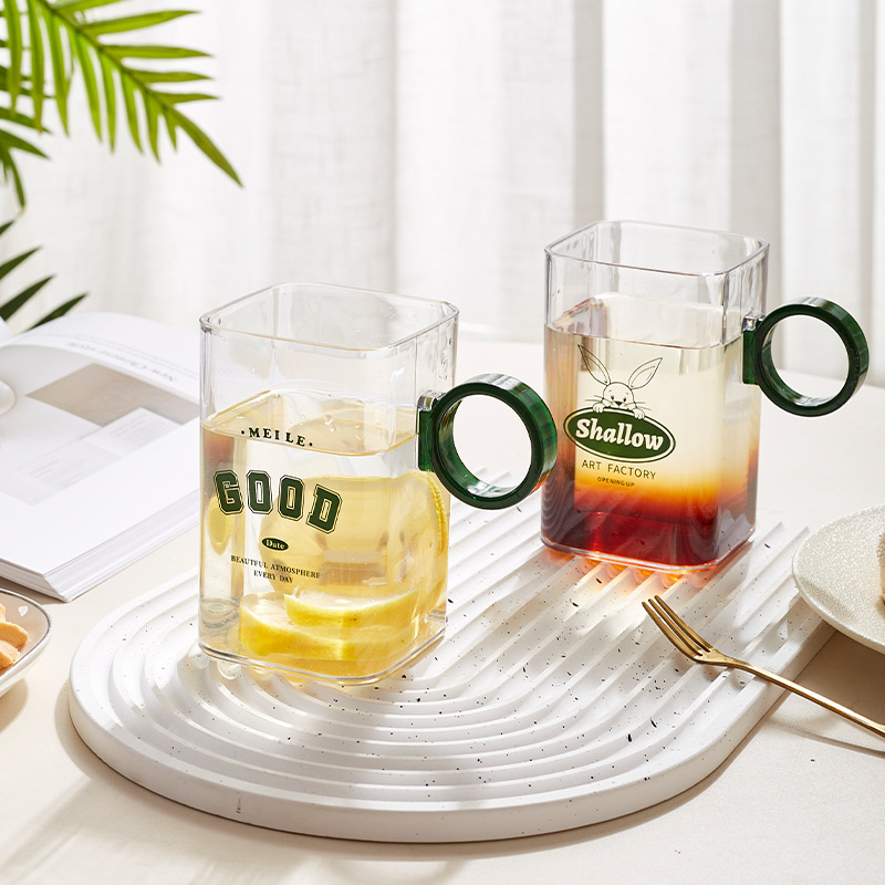 Plastikinis gėrimų puodelis su rankena, kvadratinė forma, PET medžiaga, 96 g, modernus minimalistinis stilius