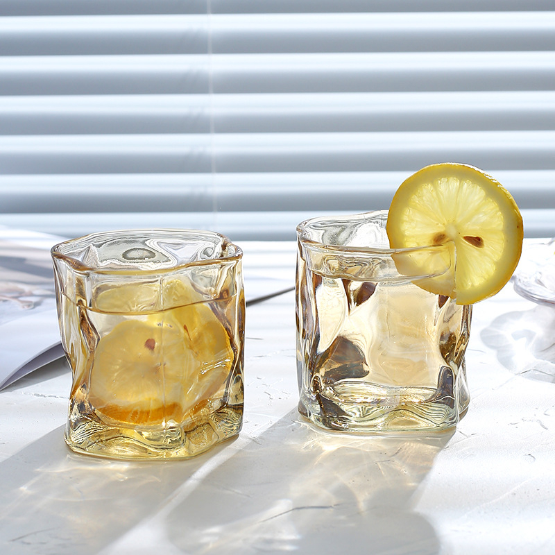 Kavos puodelis, aukštos borosilikatinio stiklo, nestandartinės formos, vienos sienos konstrukcija, be rankenos, tinkamas barui