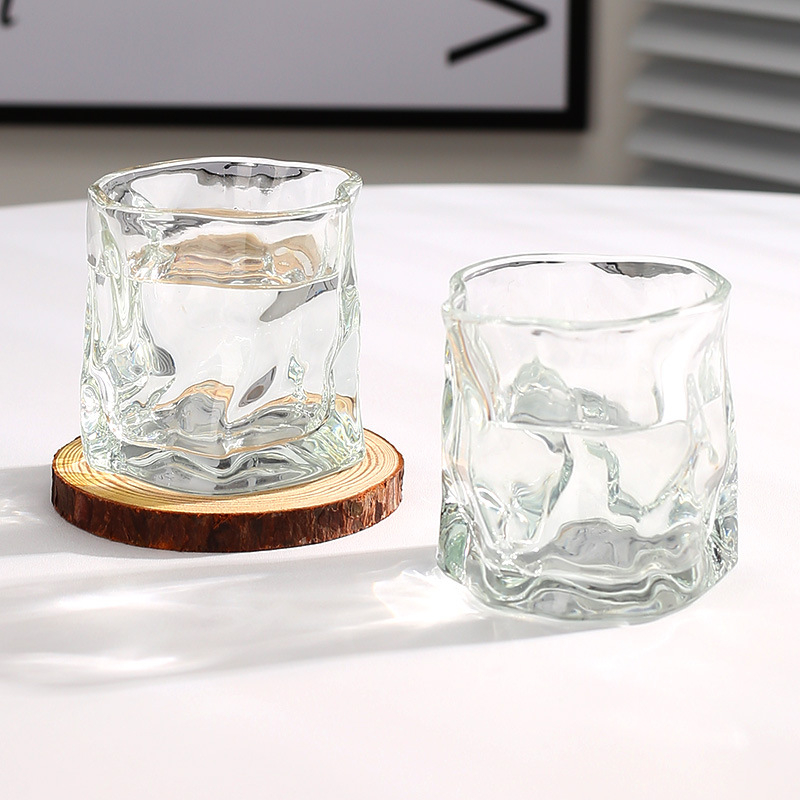 Kavos puodelis, aukštos borosilikatinio stiklo, nestandartinės formos, vienos sienos konstrukcija, be rankenos, tinkamas barui