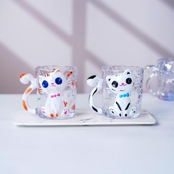 Krištolo stiklo puodelis su katės karikatūros dizainu, cilindrinė forma su rankenėle (krištolo stiklas; karikatūrinis stilius; cilindrinė forma; 200 g; pritaikymas įmanomas)