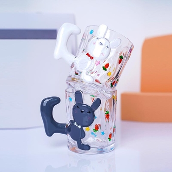 Krištolo stiklo puodelis su katės karikatūros dizainu, cilindrinė forma su rankenėle (krištolo stiklas; karikatūrinis stilius; cilindrinė forma; 200 g; pritaikymas įmanomas)