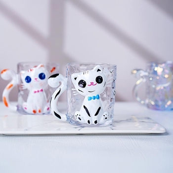 Krištolo stiklo puodelis su katės karikatūros dizainu, cilindrinė forma su rankenėle (krištolo stiklas; karikatūrinis stilius; cilindrinė forma; 200 g; pritaikymas įmanomas)