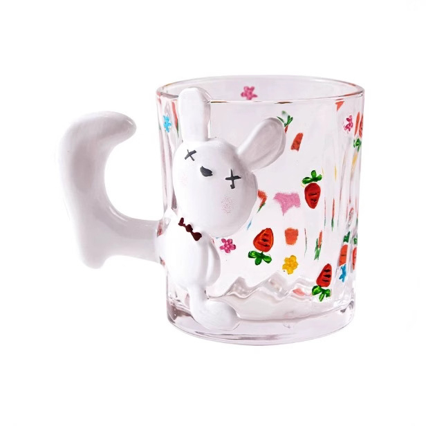 Стъклена чаша от кристално стъкло с карикатурна котка, цилиндрична форма и дръжка (кристално стъкло; карикатурен дизайн; цилиндрична форма; 200 g; персонализация налична)