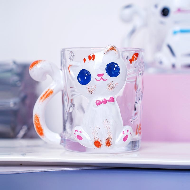 Krištolo stiklo puodelis su katės karikatūros dizainu, cilindrinė forma su rankenėle (krištolo stiklas; karikatūrinis stilius; cilindrinė forma; 200 g; pritaikymas įmanomas)