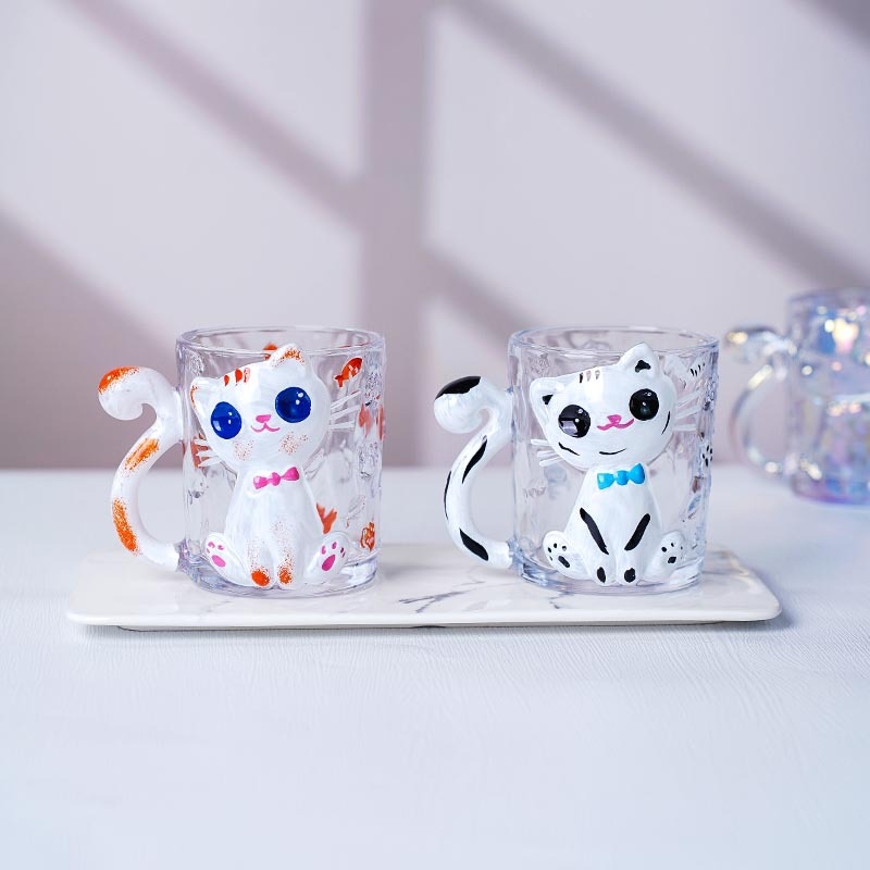Стъклена чаша от кристално стъкло с карикатурна котка, цилиндрична форма и дръжка (кристално стъкло; карикатурен дизайн; цилиндрична форма; 200 g; персонализация налична)