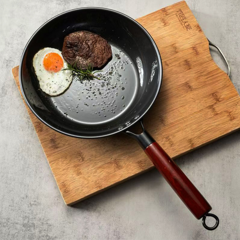 Nitriduota plokšči kepimo keptuvė iš plono geležies, vieno dugno, tinkama dujinei ir indukcinei viryklei, 1–3 kg