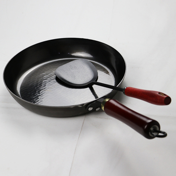 Keptuvė iš kaltojo geležies su veidrodiniu paviršiumi, rankų kalimo, be dangos, su vienu dugnu, svoris 1,15–1,75 kg, tinkama dujinėms viryklėms