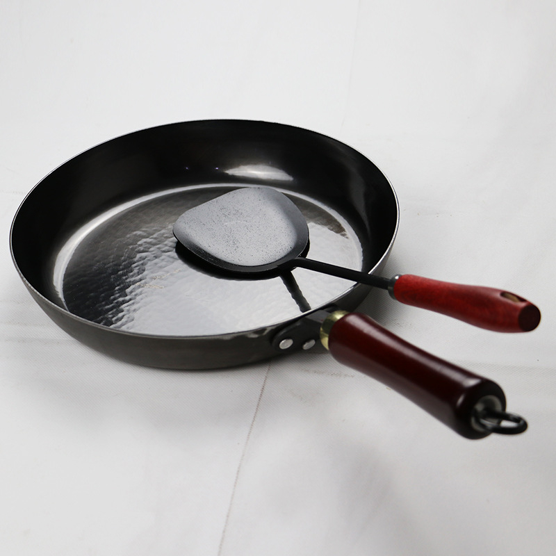 Keptuvė iš kaltojo geležies su veidrodiniu paviršiumi, rankų kalimo, be dangos, su vienu dugnu, svoris 1,15–1,75 kg, tinkama dujinėms viryklėms