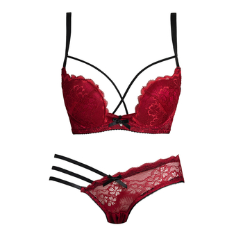 Set grudnjaka od čipke, cupa 3/4, tanke oblikovane košarice, fiksne dvostruke naramenice, stražnje kopče s tri reda kukica