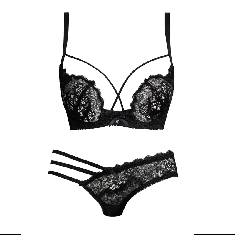 Set grudnjaka od čipke, cupa 3/4, tanke oblikovane košarice, fiksne dvostruke naramenice, stražnje kopče s tri reda kukica