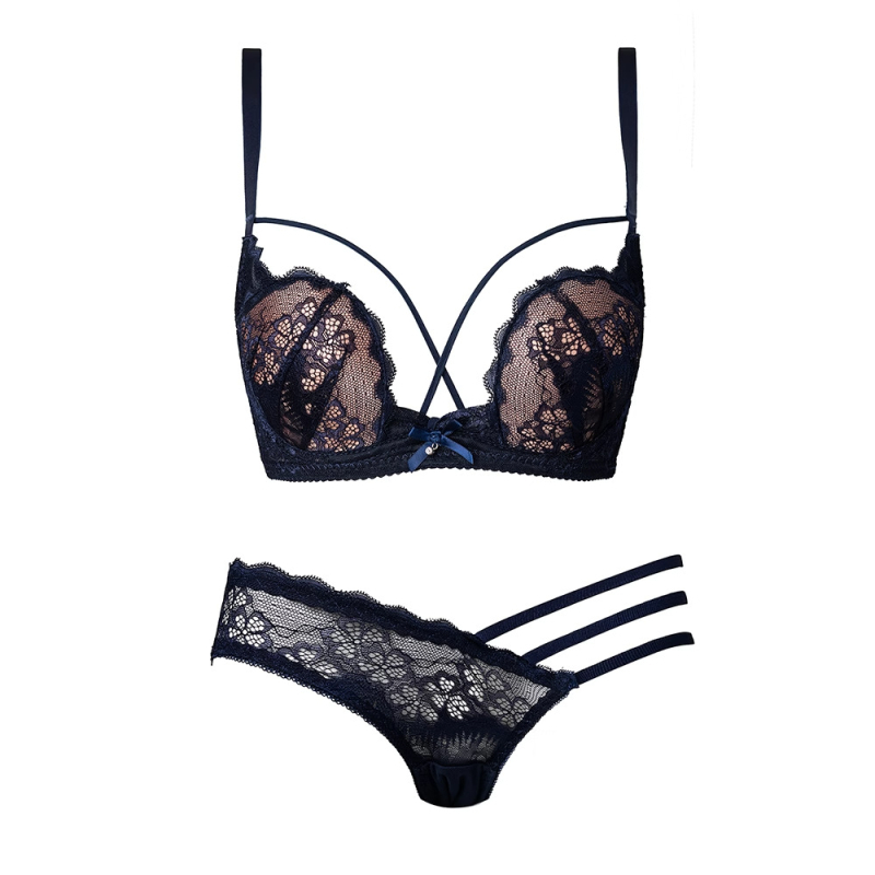 Set grudnjaka od čipke, cupa 3/4, tanke oblikovane košarice, fiksne dvostruke naramenice, stražnje kopče s tri reda kukica