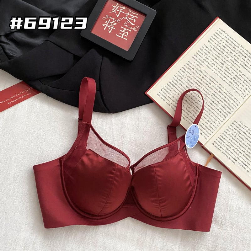 Nailoninis liemenėlės komplektas, pilnos taurės, plonai formuoti puodeliai, fiksuoti pečių dirželiai, užpakalinė keturių eilučių užtrauktukas