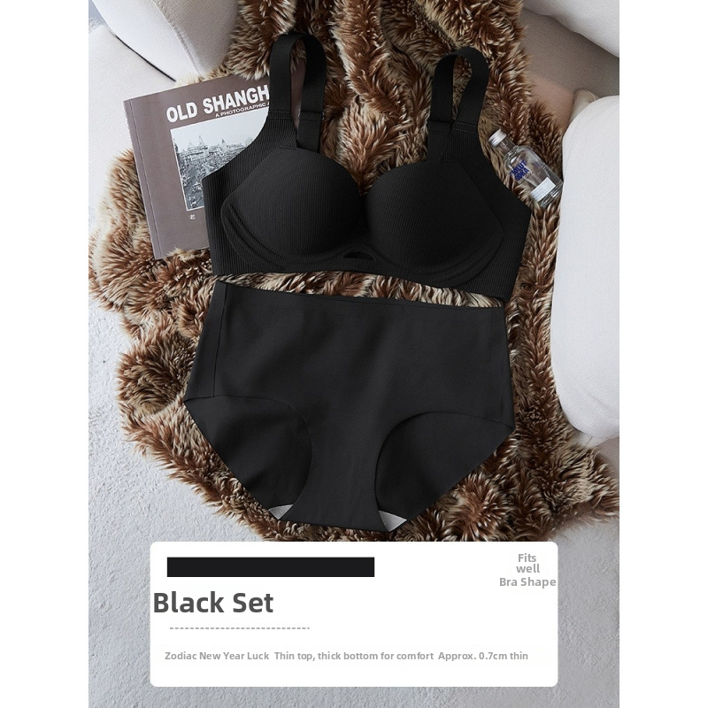 Set sutien, cupă 3/4, cupe subțiri turnate; Push-up cu adunare; închidere la spate cu patru rânduri de catarame; bretele fixe, dublu; material principal: nailon 80–90%