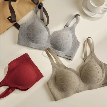 Ženski push-up grudnjak s punim košaricama, stražnja četiri reda kopči; glavni materijal: najlon; podstava: najlon (90–95%); košarice: pamuk.