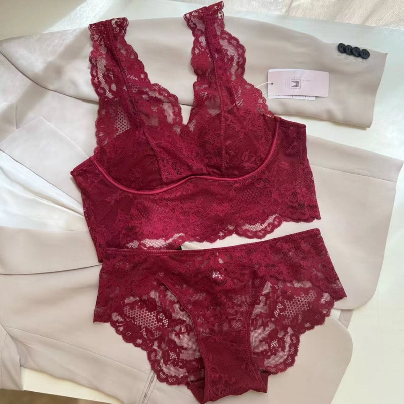 Belainė nėrinių liemenėlė su puse puodelio, plonas formuojamas puodelis, fiksuotos dvigubos petnešėlės, nugaros stilius vestai