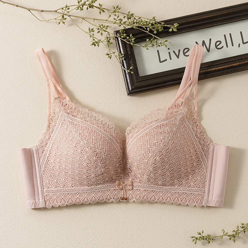Čipkasti push-up grudnjak, 3/4 košarica, glavni materijal najlon, podstava od elastana 22%, fiksne dvostruke naramenice, stražnje kopče s tri redova