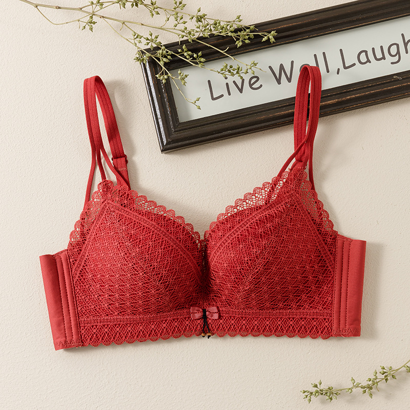 Čipkasti push-up grudnjak, 3/4 košarica, glavni materijal najlon, podstava od elastana 22%, fiksne dvostruke naramenice, stražnje kopče s tri redova