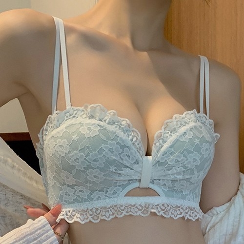 Be vielos liemenėlė iš nailono, su savilkimo funkcija, vidinis sluoksnis iš Spandex, nuimamos dvigubos pečiai, nugaroje užsegimas su keturiais užsegimo eilėmis, kaušelių forma: viršuje plonas, apačioje storas