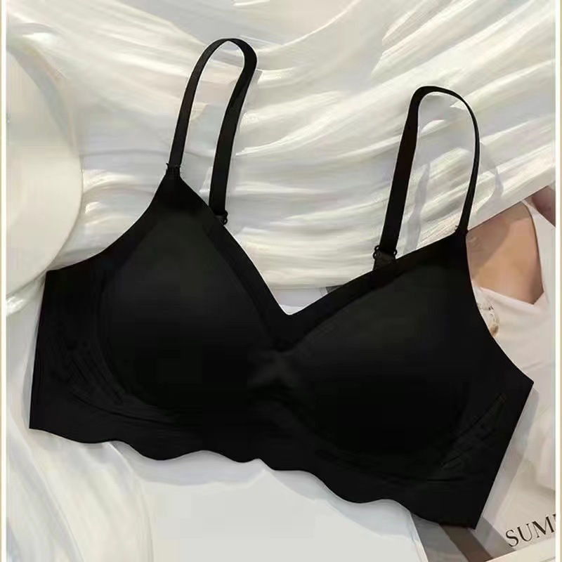 Ženski grudnjak, bezšivan, bez žice, prozračan najlon materijal; košarice 3/4 s debelim oblikovanim košaricama; čvrste dvostruke naramenice; stražnje kopčanje s četiri reda.