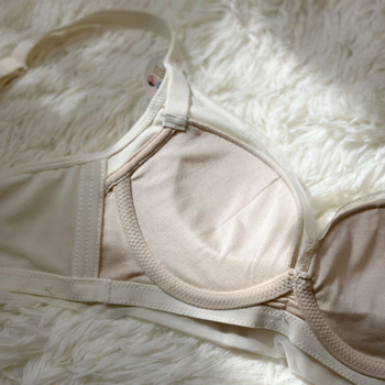 Belaidė liemenėlė su 3/4 puodeliu, be siūlių dizainas; pagrindinis audinys nailonas 70–80%; pamušalas iš Mulberry šilko; fiksuotos dvigubos petnešėlės; nugaros trijų eilių kabliukai