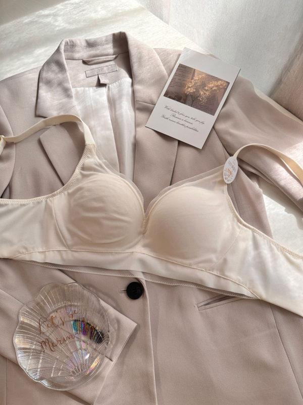 Belaidė liemenėlė su 3/4 puodeliu, be siūlių dizainas; pagrindinis audinys nailonas 70–80%; pamušalas iš Mulberry šilko; fiksuotos dvigubos petnešėlės; nugaros trijų eilių kabliukai