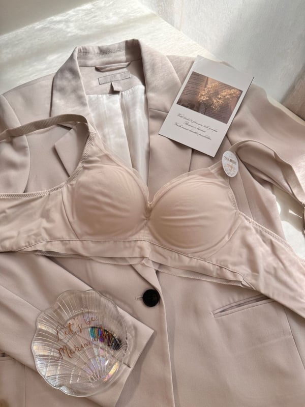 Belaidė liemenėlė su 3/4 puodeliu, be siūlių dizainas; pagrindinis audinys nailonas 70–80%; pamušalas iš Mulberry šilko; fiksuotos dvigubos petnešėlės; nugaros trijų eilių kabliukai