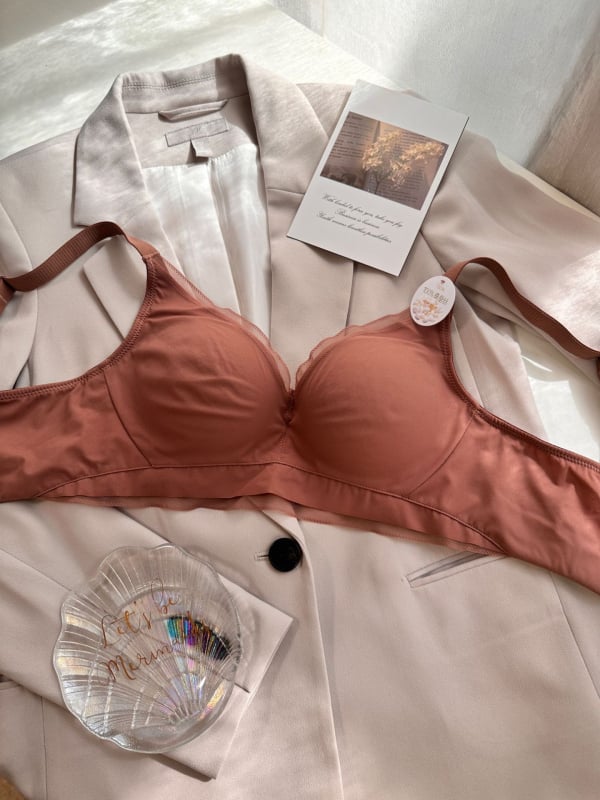 Belaidė liemenėlė su 3/4 puodeliu, be siūlių dizainas; pagrindinis audinys nailonas 70–80%; pamušalas iš Mulberry šilko; fiksuotos dvigubos petnešėlės; nugaros trijų eilių kabliukai