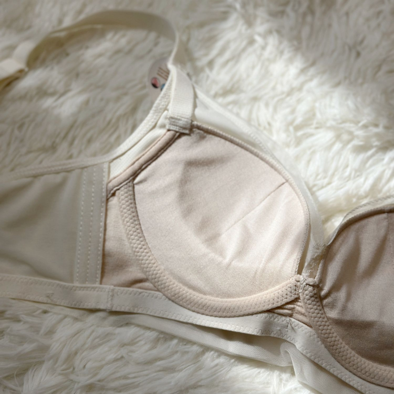 Belaidė liemenėlė su 3/4 puodeliu, be siūlių dizainas; pagrindinis audinys nailonas 70–80%; pamušalas iš Mulberry šilko; fiksuotos dvigubos petnešėlės; nugaros trijų eilių kabliukai