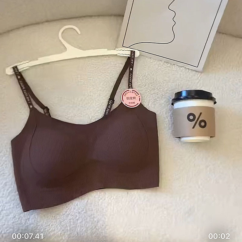 Naistele mõeldud 3/4 tassiga rinnahoidja, keskmise kujuga tassid, fikseeritud õlapaelad, ilma õmblusteta selg, hingav, seljatugi